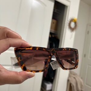 DIFF Eyewear Women’s Tortoise Sunglasses